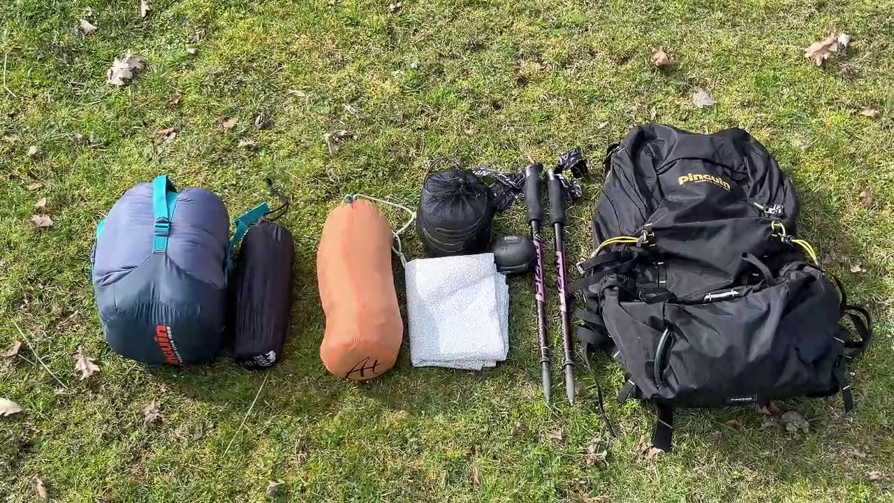 Základní vybavení na trek s přespáním rozložené vedle batohu